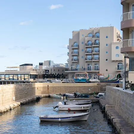 Brand New Luxurious Seafront With View - Prime Location Apartment *