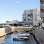Brand New Luxurious Seafront With View - Prime Location Apartamento *
