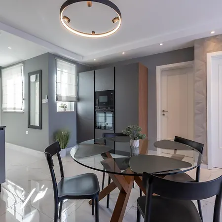 Διαμέρισμα Brand New Luxurious Seafront With View - Prime Location *
