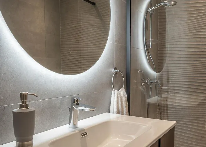 Brand New Luxurious Seafront With View - Prime Location Apartament