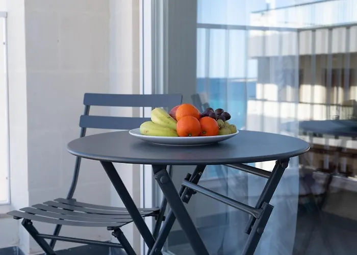 Brand New Luxurious Seafront With View - Prime Location Apartament